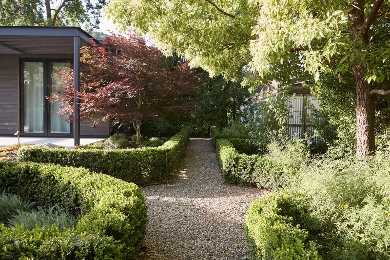 Pool water feature fountains